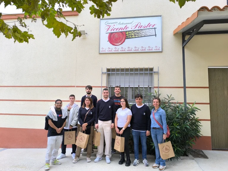 alumnos de cocina visitan queseria vicente pastor