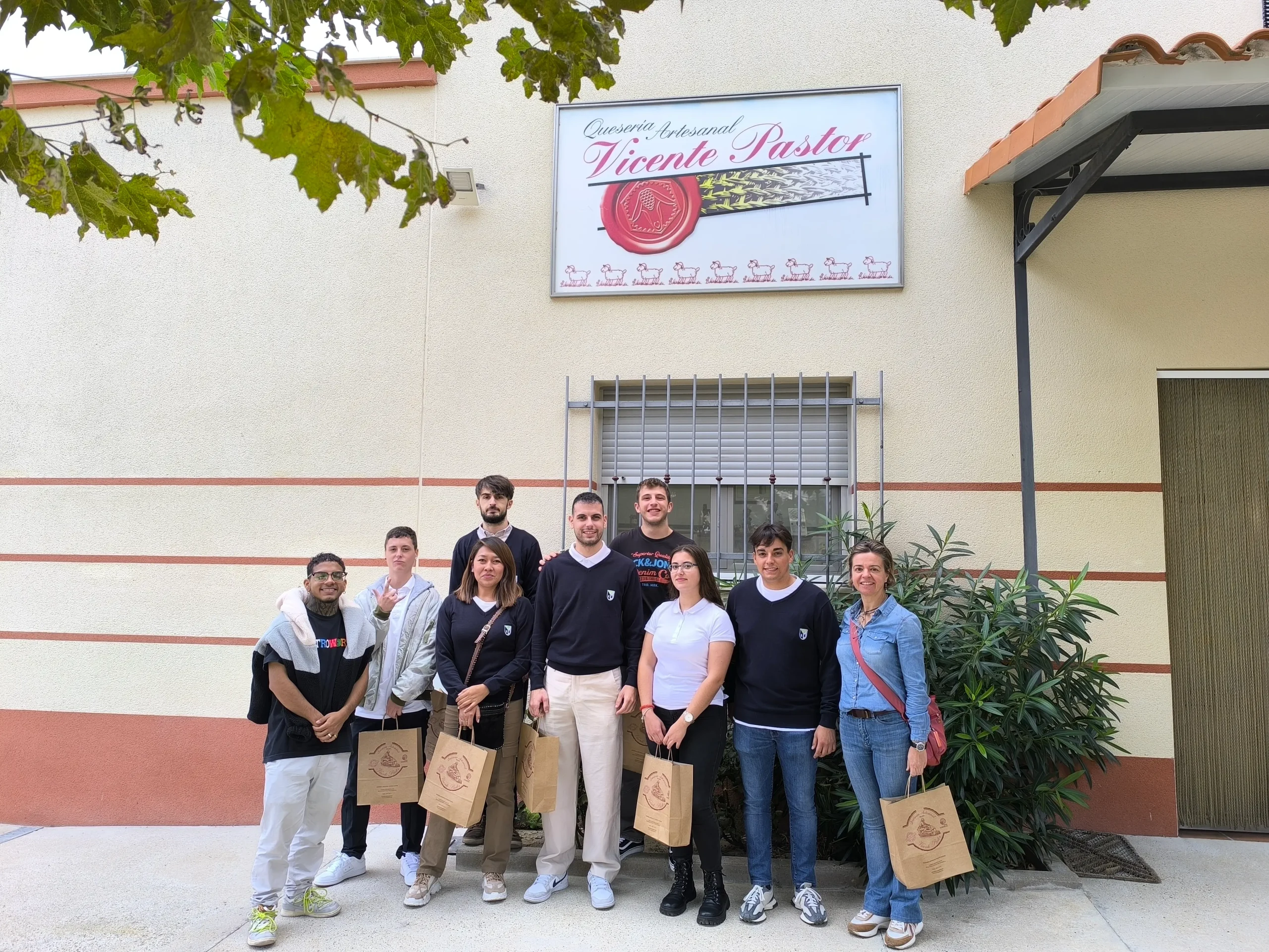 alumnos de cocina visitan queseria vicente pastor