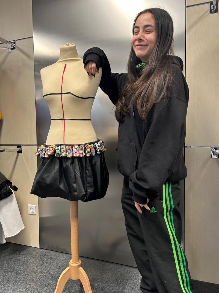 faldas-materiales-inusuales (10)