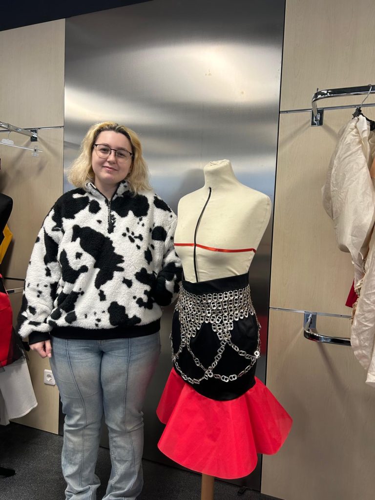 faldas-materiales-inusuales (13)