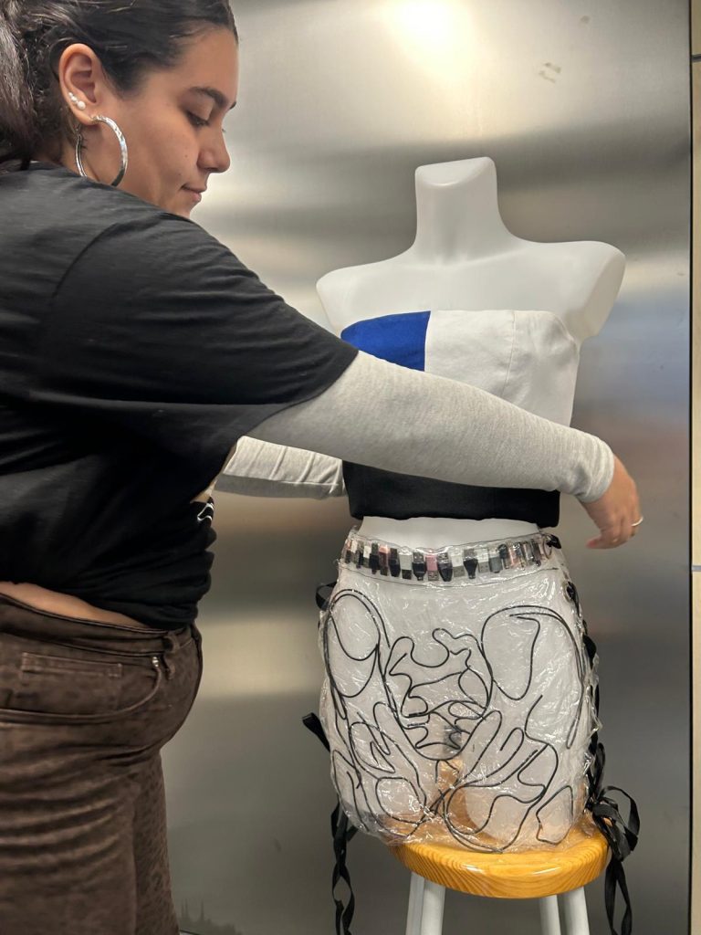 faldas-materiales-inusuales (15)