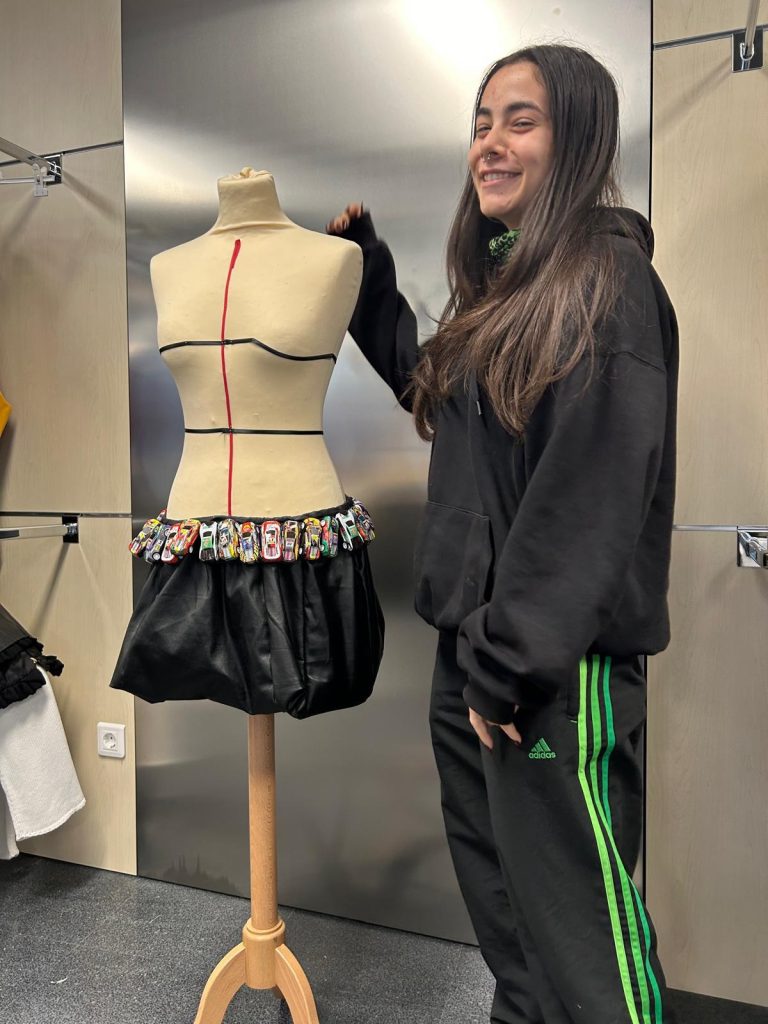 faldas-materiales-inusuales (17)