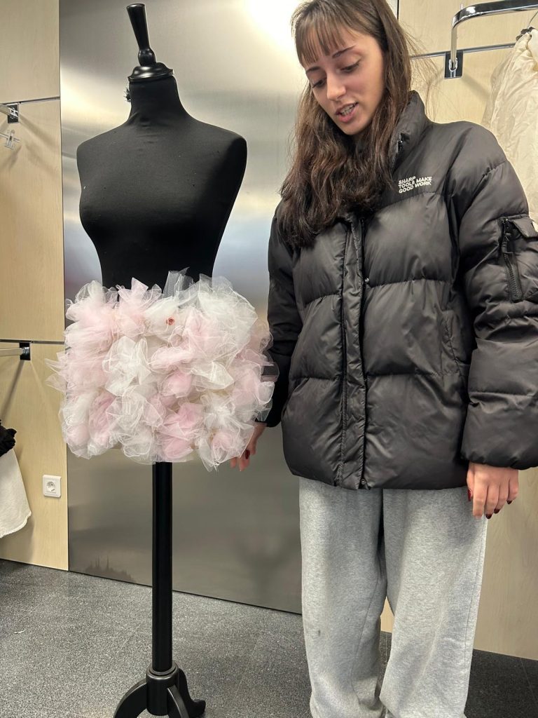 faldas-materiales-inusuales (5)