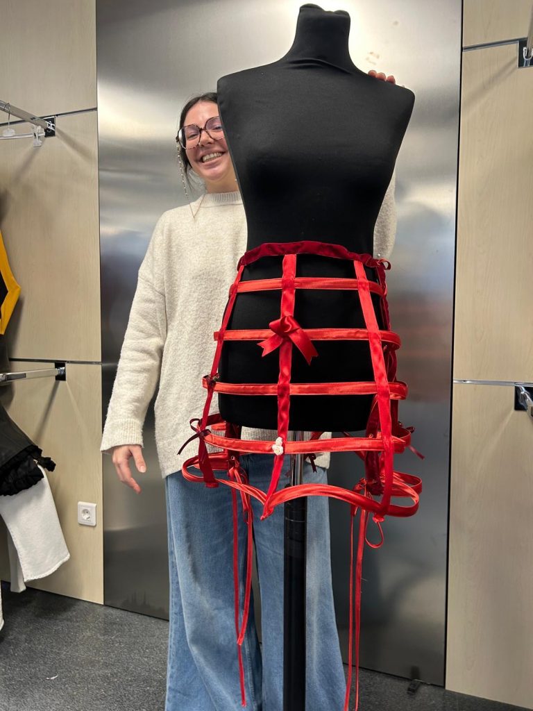 faldas-materiales-inusuales (7)